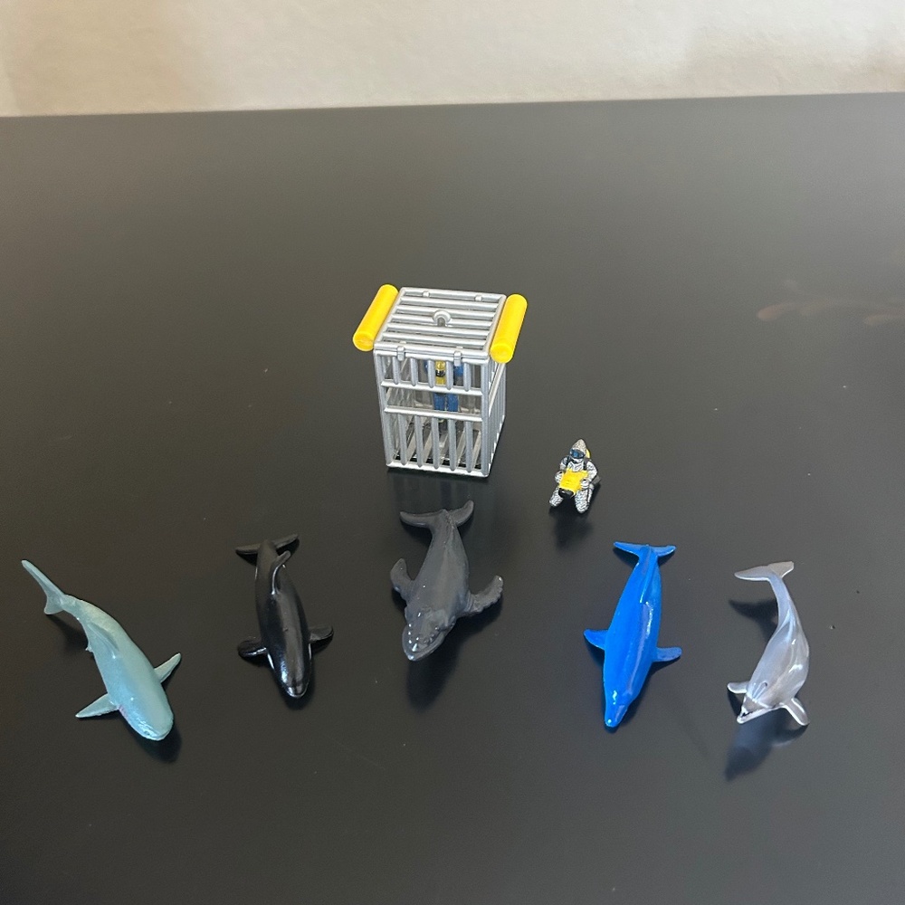 Set of 5 mammals, 2 divers and 1 shark cage.